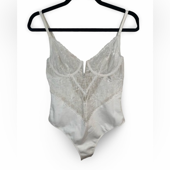 NWT Fleur du Mal Silk Lace Plunge Neck
Gardenia Lace Bodysuit Lingerie | Size M - Picture 5 of 10